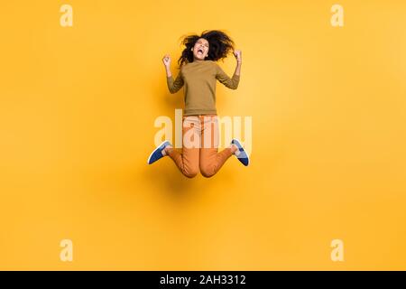 Volle Länge Körper Größe Foto von fröhlichen aufgeregt ekstatisch positive cute Curly wellig Freundin gewonnen Wettbewerben tragen orange Freude Stockfoto