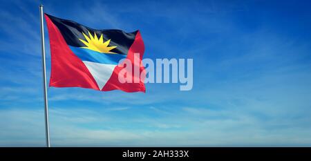 Die Flagge von Antigua und Barbuda in den Wind vor einem klaren blauen Himmel Stockfoto