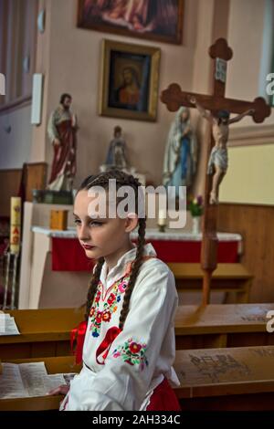 Ivanovo, Serbien, April 09, 2017. Ein junges Mädchen in einer katholischen Kathedrale vor Beginn der Messe. Stockfoto