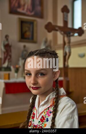 Ivanovo, Serbien, April 09, 2017. Ein junges Mädchen in einer katholischen Kathedrale vor Beginn der Messe. Stockfoto