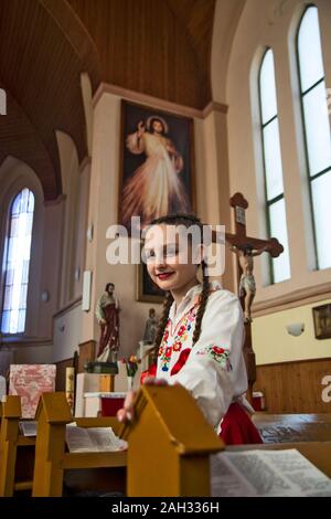 Ivanovo, Serbien, April 09, 2017. Ein junges Mädchen in einer katholischen Kathedrale vor Beginn der Messe. Stockfoto