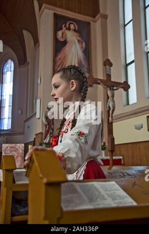 Ivanovo, Serbien, April 09, 2017. Ein junges Mädchen in einer katholischen Kathedrale vor Beginn der Messe. Stockfoto