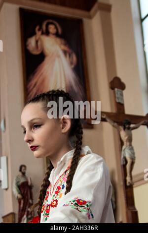 Ivanovo, Serbien, April 09, 2017. Ein junges Mädchen in einer katholischen Kathedrale vor Beginn der Messe. Stockfoto