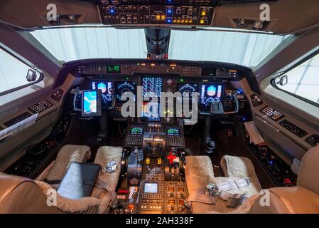 Private Jet Aircraft Cockpit, Instrumententafel, close-up Stockfoto