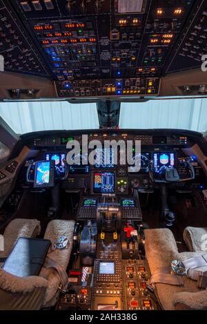 Private Jet Aircraft Cockpit, Instrumententafel, close-up Stockfoto