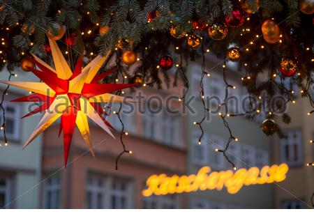 Der letzte Tag der Weihnachtsmarkt in Coburg, Deutschland sah milde Temperaturen mit strahlendem Sonnenschein für viel der Nachmittag. Die Weihnachtstage sind auch Prognose milde zu sein. Stockfoto