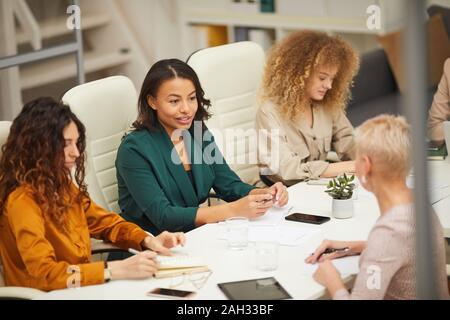 Gruppe von Unternehmerinnen in Treffen im modernen Büro horizontal high Angle Shot Stockfoto