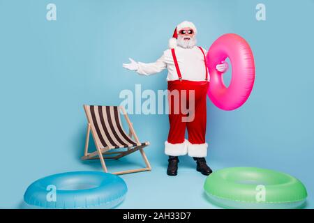 Volle Länge Körper Größe seiner er schön froh, heiter Fett Übergewicht bärtigen Santa traveler am Pool Party Spaß Tag über Blau isoliert Stockfoto