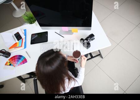 Talentierte Künstlerin Frau im Büro Stockfoto