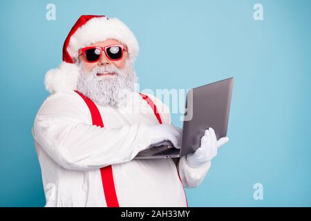Nahaufnahme Foto lustige funky Übergewicht santa claus in Hipster sunglass Laptop suche Weihnachten Saison Rabatte geben Herzlichen Glückwunsch stil Verschleiß Stockfoto