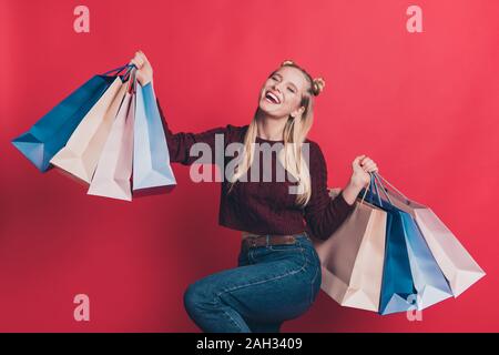 Foto von fröhlichen herrliche überglücklich ziemlich emotionale Hipster, viele Koffer mit Kleidung an neue Mall kaufen neue Kollektion isoliert Stockfoto