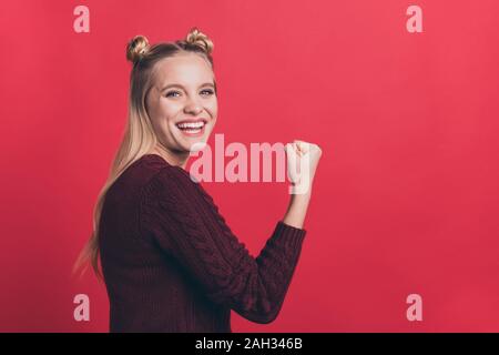 Profil Foto von erstaunlichen Dame mit großem Erfolg die Faust Luft jubeln Fußball fan Wear gestrickte Pullover isoliert Pastell Rot überglücklich Stockfoto