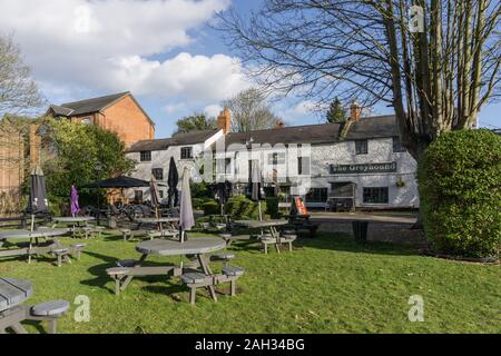 Die Greyhound, ein beliebtes Pub in der Nähe von Milton Malsor, Northamptonshire, Großbritannien; Teil der Küchenchef und Brauer Kette. Stockfoto