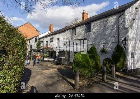 Die Greyhound, ein beliebtes Pub in der Nähe von Milton Malsor, Northamptonshire, Großbritannien; Teil der Küchenchef und Brauer Kette. Stockfoto