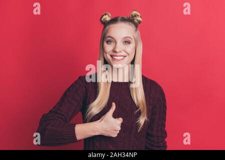 Foto von erstaunlich hübsche Dame mit lustigen Frisur heben Daumen bis zur Genehmigung beste Qualität des Produktes tragen Strickpullover isoliert Pastell rot Stockfoto