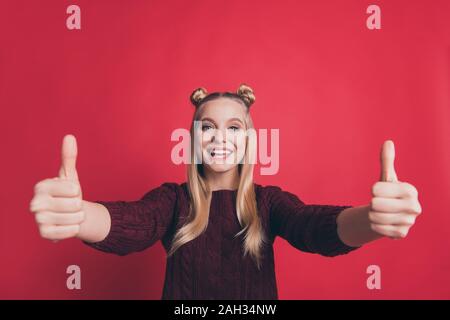 Foto von erstaunlich hübsche Dame heben Daumen bis zur Genehmigung beste Qualität des Produktes tragen Strickpullover isoliert Pastell rot Farbe Hintergrund Stockfoto