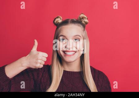 Foto von erstaunlich hübsche Dame heben Daumen bis zur Genehmigung beste Qualität des Produktes tragen Strickpullover isoliert Pastell rot Farbe Hintergrund Stockfoto