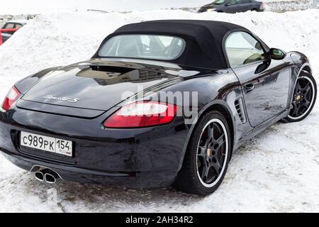 Nowosibirsk, Russland - 11.23.2018: die Rückansicht des 2006 Sport porsche boxster s Coupé roadster Bereit zum Verkauf mit einer polierten schwarzen, glänzenden Körper auf Stockfoto