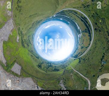 360 Grad Panorama Bild eines abstrakten Welt nach außen mit grünen Wiesen um einen ovalen Himmel mit Wolken Stockfoto