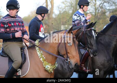 Blackheath, London, UK. 24. Dezember, 2019. Der King's Troop Royal Horse artillery hat Weihnachten Outfits für die traditionellen Heiligabend Fahrt von ihrer Basis in Woolwich zu Morden College in Blackheath anzog. Credit: Rob Powell/Alamy leben Nachrichten Stockfoto