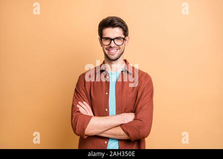 Close-up Portrait seiner er schöne attraktive Inhalte erfolgreiche Heiter Heiter braunhaarige Kerl professionelle Finanzier Experte shark verschränkte Arme Stockfoto