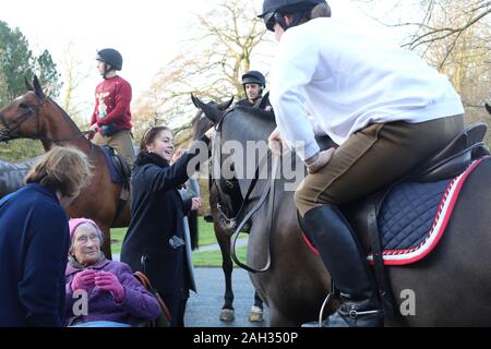 Blackheath, London, UK. 24. Dezember, 2019. Der King's Troop Royal Horse artillery hat Weihnachten Outfits für die traditionellen Heiligabend Fahrt von ihrer Basis in Woolwich zu Morden College in Blackheath anzog. Credit: Rob Powell/Alamy leben Nachrichten Stockfoto