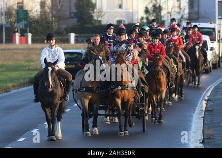 Blackheath, London, UK. 24. Dezember, 2019. Der King's Troop Royal Horse artillery hat Weihnachten Outfits für die traditionellen Heiligabend Fahrt von ihrer Basis in Woolwich zu Morden College in Blackheath anzog. Credit: Rob Powell/Alamy leben Nachrichten Stockfoto