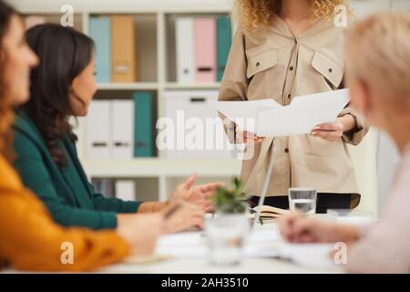 Nicht erkennbare Frau, vor ihren Kollegen halten Vorträge über Business Strategie mit Ihnen Stockfoto