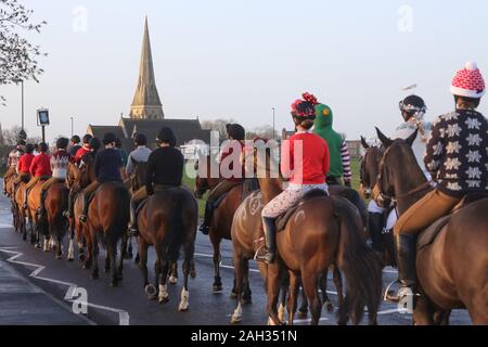 Blackheath, London, UK. 24. Dezember, 2019. Der King's Troop Royal Horse artillery hat Weihnachten Outfits für die traditionellen Heiligabend Fahrt von ihrer Basis in Woolwich zu Morden College in Blackheath anzog. Credit: Rob Powell/Alamy leben Nachrichten Stockfoto