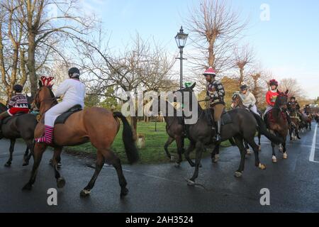 Blackheath, London, UK. 24. Dezember, 2019. Der King's Troop Royal Horse artillery hat Weihnachten Outfits für die traditionellen Heiligabend Fahrt von ihrer Basis in Woolwich zu Morden College in Blackheath anzog. Credit: Rob Powell/Alamy leben Nachrichten Stockfoto