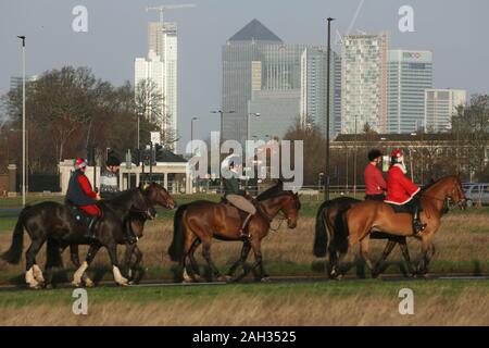 Blackheath, London, UK. 24. Dezember, 2019. Der King's Troop Royal Horse artillery hat Weihnachten Outfits für die traditionellen Heiligabend Fahrt von ihrer Basis in Woolwich zu Morden College in Blackheath anzog. Credit: Rob Powell/Alamy leben Nachrichten Stockfoto