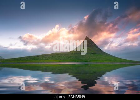Schöne Wolken über dem kirkjufell Berg. Island Stockfoto
