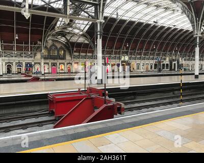 Die Londoner Paddington Station, die der Westen Land, South Wales, Thames Valley und dem Flughafen Heathrow dient, ist leer der Züge am Heiligabend wegen der großen technischen Arbeiten über die Feiertage auf der Bahnstrecke zwischen Paddington und Slough. Stockfoto