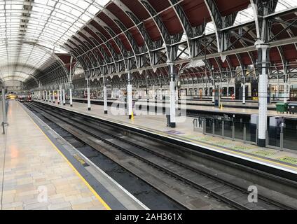 Die Londoner Paddington Station, die der Westen Land, South Wales, Thames Valley und dem Flughafen Heathrow dient, ist leer der Züge am Heiligabend wegen der großen technischen Arbeiten über die Feiertage auf der Bahnstrecke zwischen Paddington und Slough. Stockfoto