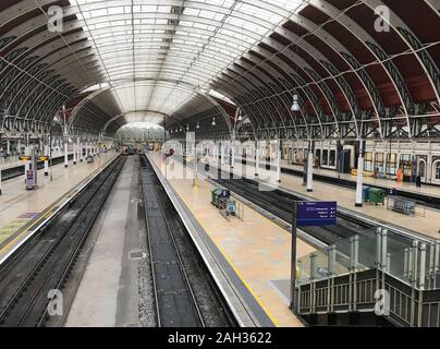 Die Londoner Paddington Station, die der Westen Land, South Wales, Thames Valley und dem Flughafen Heathrow dient, ist leer der Züge am Heiligabend wegen der großen technischen Arbeiten über die Feiertage auf der Bahnstrecke zwischen Paddington und Slough. Stockfoto