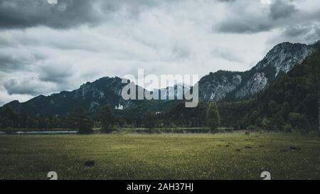 Landschaft in Schwanga in Bayern mit den Königen Schloss und die Wolken am Himmel und die Berge im Hintergrund Stockfoto