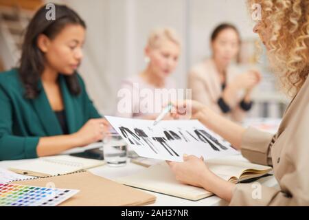 Professionelle Kleidung Designer in business meeting in modernen Büro, horizontale Schuß Stockfoto