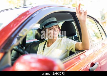 Kaukasische Auto Fahrer Frau grüßt Stockfoto