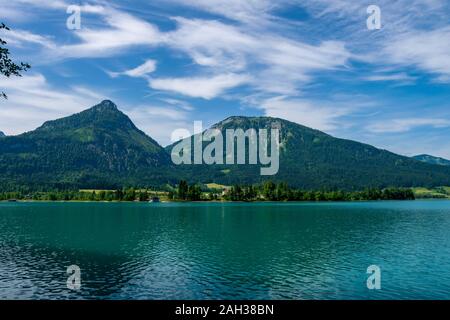 See namens Wolfgangsee in Österreich mit Bergen im Hintergrund und Wolken am Himmel Stockfoto