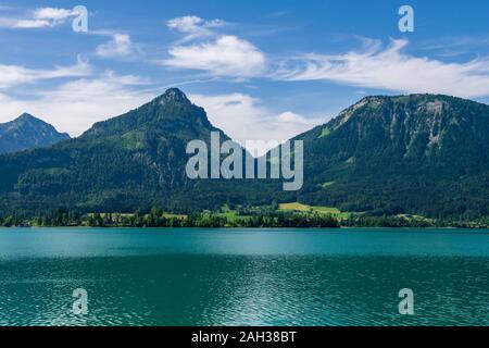 See namens Wolfgangsee in Österreich mit Bergen im Hintergrund und Wolken am Himmel Stockfoto