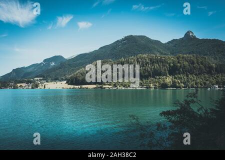 See namens Wolfgangsee in Österreich mit Bergen im Hintergrund und Wolken am Himmel Stockfoto