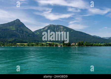 See namens Wolfgangsee in Österreich mit Bergen im Hintergrund und Wolken am Himmel Stockfoto