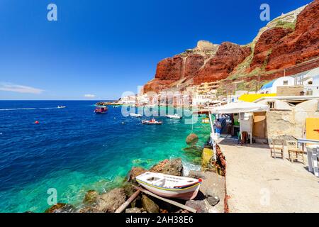 Der alte Hafen von Ammoudi unter dem berühmten Dorf Oia auf Santorini, Griechenland. Stockfoto