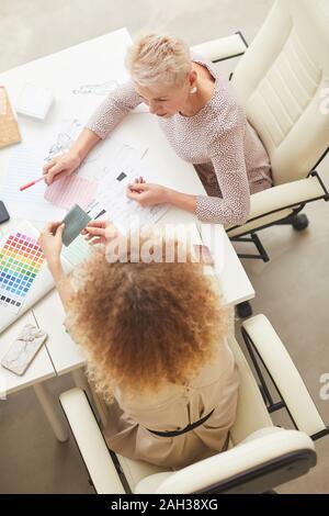 Zwei stilvolle Frauen arbeiten zusammen die beste Kleidung Design vertikale high Angle Shot Stockfoto