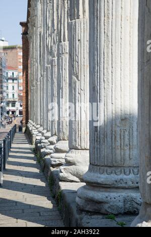 Mailand, Italien, 17. April 2019: Die Säulen von San Lorenzo, einem alten Gebäude aus dem späten Römischen Periode von Mailand Stockfoto