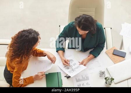 Zwei junge Unternehmerinnen in disscusion auf Neues Projekt Problem horizontal von oben geschossen Stockfoto