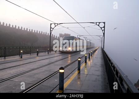 Blick auf die U-Bahn auf dem Dom Luis I Brücke in einer nebligen Morgen Stockfoto