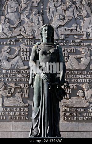 Statue von Gerechtigkeit, in der Nähe des Gerichtshofs Palace in Porto, Portugal Stockfoto