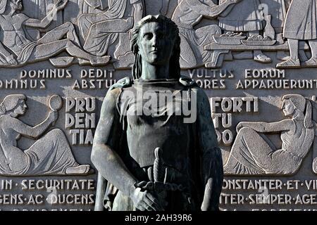 Statue von Gerechtigkeit, in der Nähe des Gerichtshofs Palace in Porto, Portugal Stockfoto