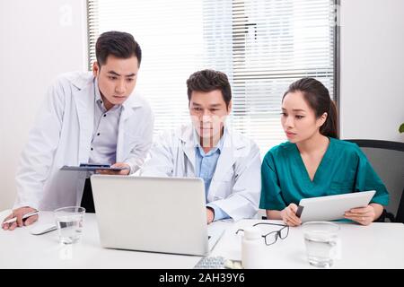 Arzt Team am Computer Schreibtisch im Krankenhaus arbeiten Stockfoto